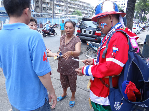 Gian nan hành trình vào sân của 2 CĐV Thái