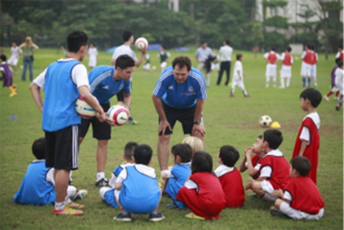 HLV của Real Madrid sẽ dạy chơi bóng cho trẻ em TP.HCM-2
