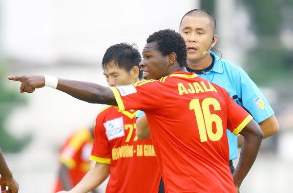 'Vua áo đen' gây nhức nhối bóng đá Việt Nam