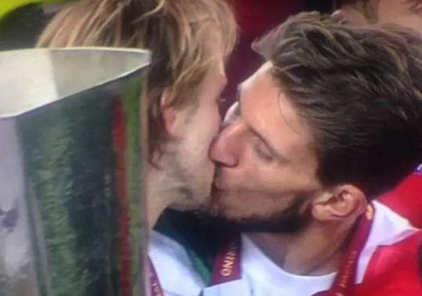 Hai cầu thủ Sevilla hôn nhau mừng chức vô địch Europa League