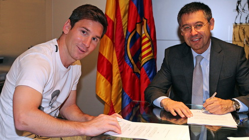 Lionel Messi ký hợp đồng mới với Barcelona