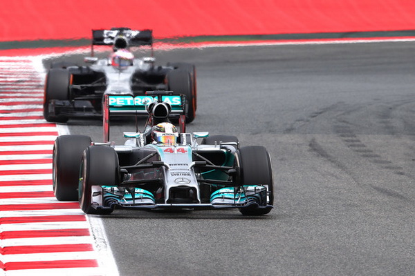 Hamilton và Mercedes tiếp tục cho Vettel nếm mùi thất bại
