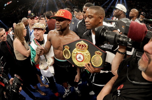 Mayweather vẫn bất bại sau cuộc đấu chật vật-3