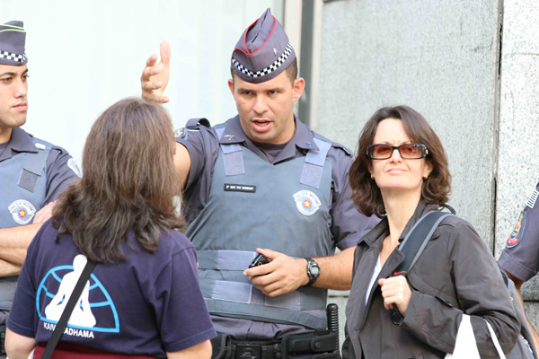 Cảnh sát đang hướng dẫn cho khách du lịch tại trung tâm Sao Paulo - Ảnh: Đỗ Hùng