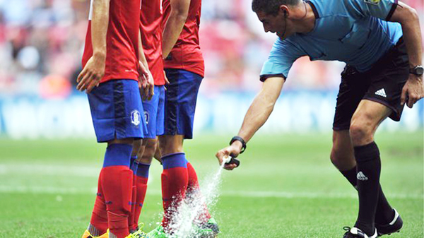 Dùng bình xịt đánh dấu vị trí phạm lỗi trên sân được FIFA thử nghiệm thành công ở World Cup U.20 hồi năm ngoái  - Ảnh: Reuters