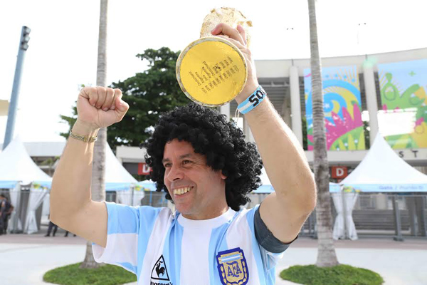“Maradona” trước sân Maracana