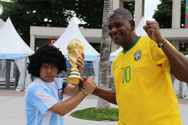 “Maradona” và Pele giả làm quen
