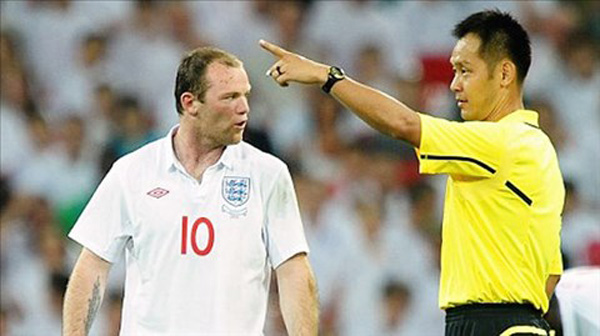 Trọng tài Toma và cầu thủ Rooney - Ảnh: AFP