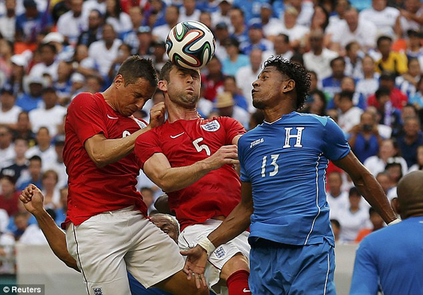 Chơi hơn người nhưng tuyển Anh (trái) vẫn không thắng - Ảnh: Reuters