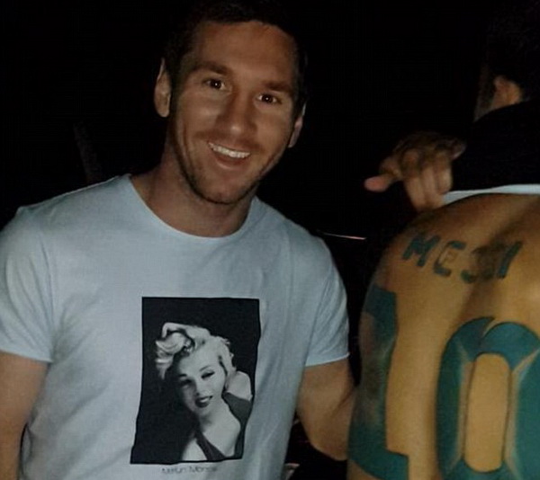 CĐV xăm tên và số áo của Messi lên lưng