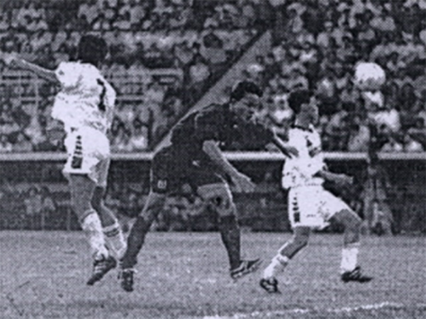Trận Hải quan thắng Công an Hải Phòng 3-0 trên sân Thống Nhất ở giải VĐQG năm 1997 - Ảnh: Lê Trí