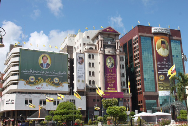 Hình nhà vua được treo khắp đất nước Brunei – Ảnh: Quang Huy