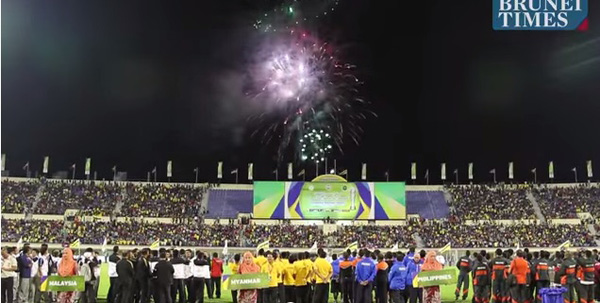Pháo hoa  trong lễ khai mạc giải Hassanal Bokiah Trophy 2014 - Ảnh: Brunei Times
