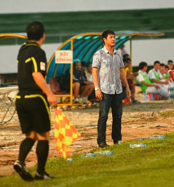Hữu Thắng đang chỉ đạo một cầu thủ SLNA trên sân Vinh  - Ảnh: Q.M 