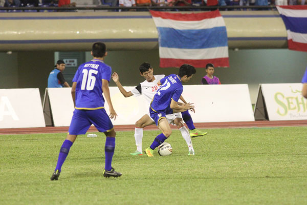 Lối chơi thô bạo của các cầu thủ Thái Lan khiến nhiều cầu thủ U.19 VN dính chấn thương - Ảnh: Q.H