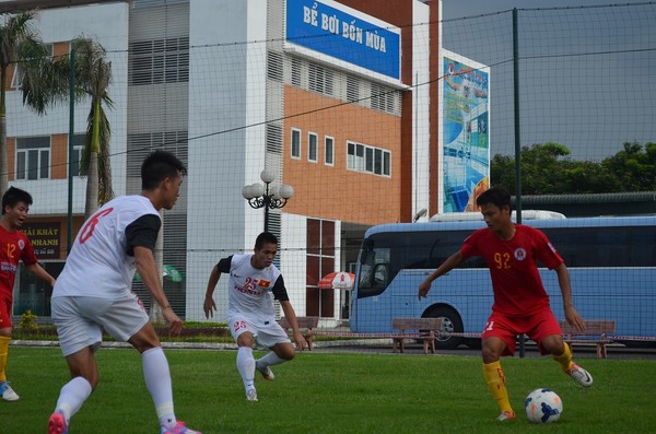 Tuyển Olympic VN (áo trắng) thi đấu thiếu thuyết phục trước CLB Hà Nội 3