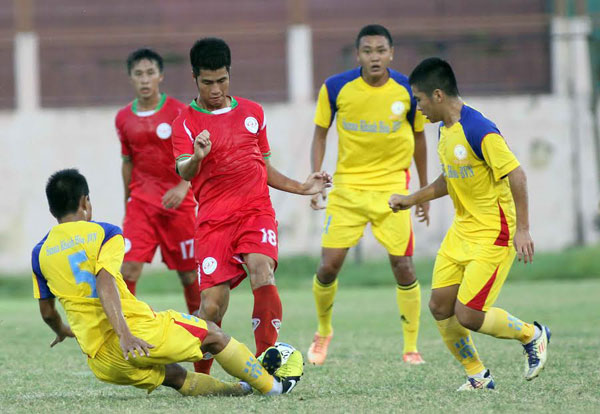 Hàng thủ Sanna Khánh Hòa (trái) chơi ổn định khi chỉ để lọt 1 bàn suốt vòng bảng - Ảnh: Khả Hòa