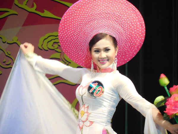 Tuyết Trinh trong trang phục áo dài tại đêm chung kết cuộc thi bình chọn Người đẹp quốc tế võ cổ truyền VN