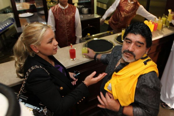 Maradona lo sốt vó sau khi cha vợ tương lai bị bắn