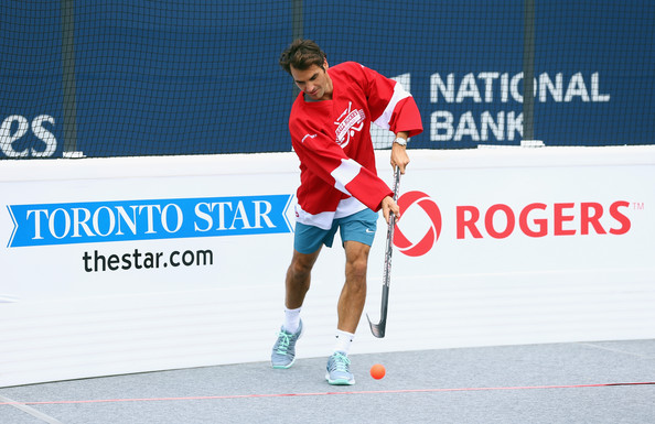 Federer trổ tài chơi hockey trước thềm Rogers Cup