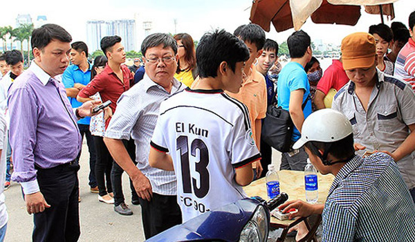 Tổng thư ký VFF Lê Hoài Anh (trái) kiểm tra việc bán vé xem U.19 - Ảnh: VFF