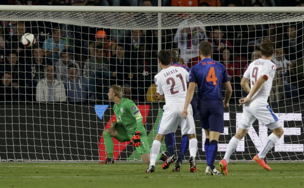 Vòng loại EURO 2016: Khởi đầu tệ hại cho Hà Lan và Hiddink-3