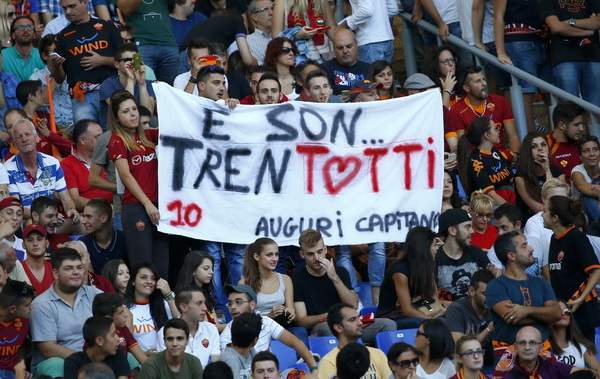 Totti nhận quà  'độc' từ siêu mẫu Ý
