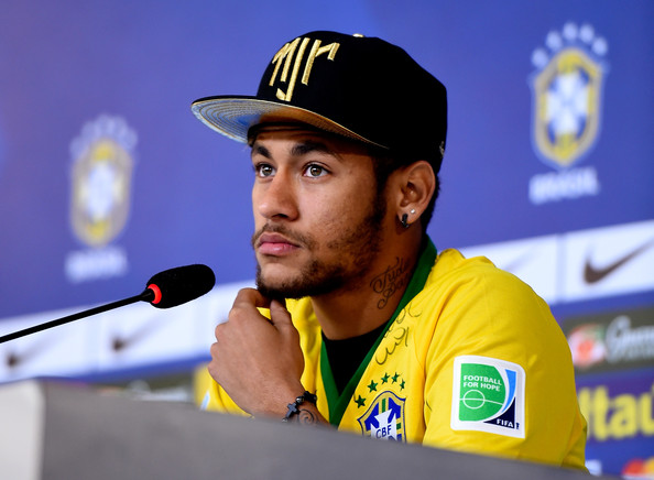 Neymar được người mẫu Bỉ công khai tình cảm