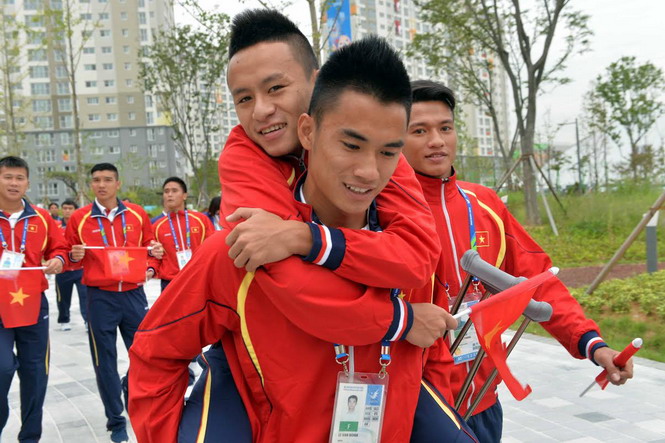 Tuyển Olympic Việt Nam: 2 cầu thủ phải tập riêng vì bị ốm và chấn thương
