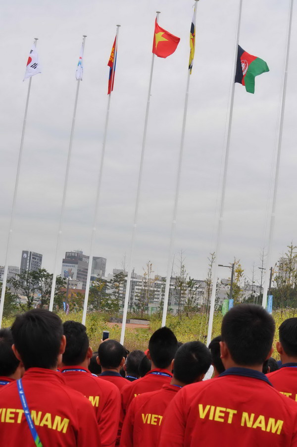 Hoàng Quý Phước cầm cờ của đoàn Thể thao Việt Nam tại lễ khai mạc ASIAD 2014