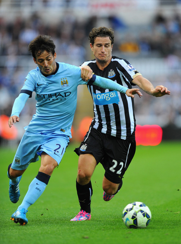 David Silva (trái), ngòi nổ nơi hàng tiền vệ của Man.City - Ảnh: AFP