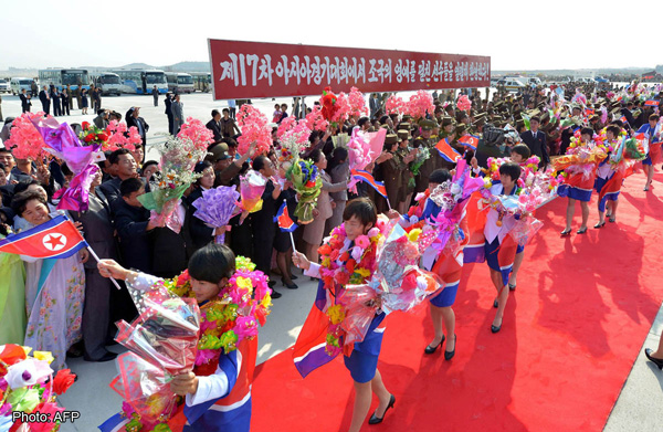 Đoàn thể thao CHDCND Triều Tiên được chào đón như những người hùng tại sân bay Bình Nhưỡng sau khi trở về từ ASIAD 2014 - Ảnh: AFP