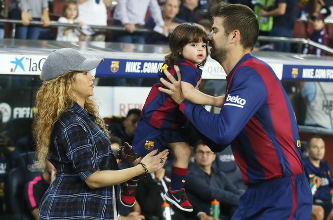 Bụng mang dạ chửa, Shakira vẫn dắt con tới xem Barcelona thi đấu
