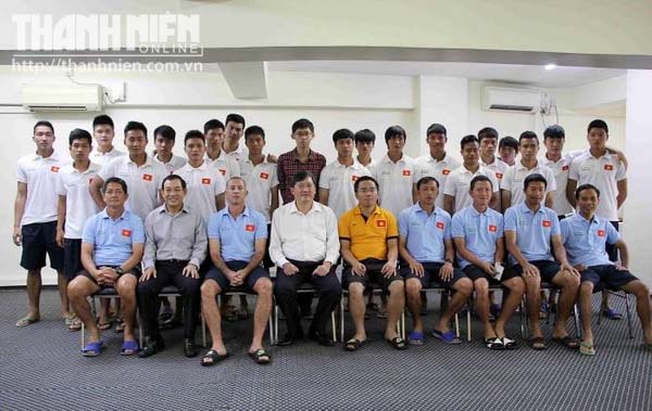 Đại sứ Việt Nam tại Myanmar thăm đội tuyển U.19 Việt Nam