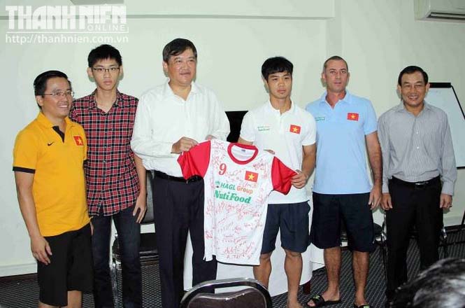 Đại sứ Việt Nam tại Myanmar thăm đội tuyển U.19 Việt Nam-2