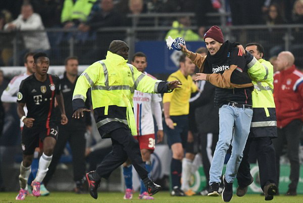 Ribery bị fan Hamburg tấn công-1