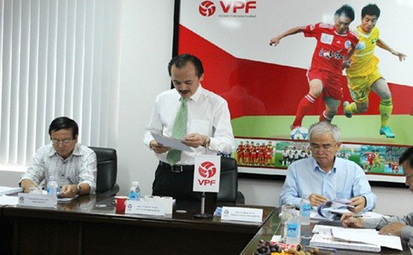 Chủ tịch VPF Võ Quốc Thắng điều hành cuộc họp, bên phải là Chủ tịch VFF Lê Hùng Dũng  - Ảnh: Đức Mạnh