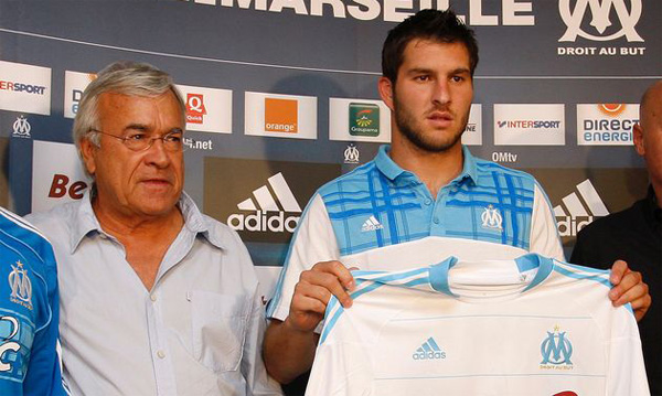 Cựu chủ tịch Marseille Jean-Claude Dassier (trái) trong ngày ký hợp đồng với tiền đạo Pierre Andre Gignac vào năm 2010 - Ảnh: AFP
