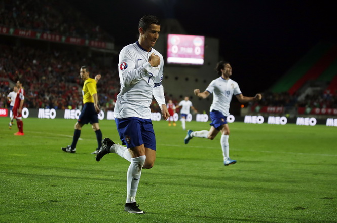 Vòng loại EURO 2016: Ronaldo lập kỷ lục ghi bàn-3