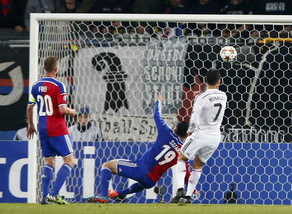 Ronaldo theo sát Messi ở cuộc đua ghi bàn tại Champions League-1