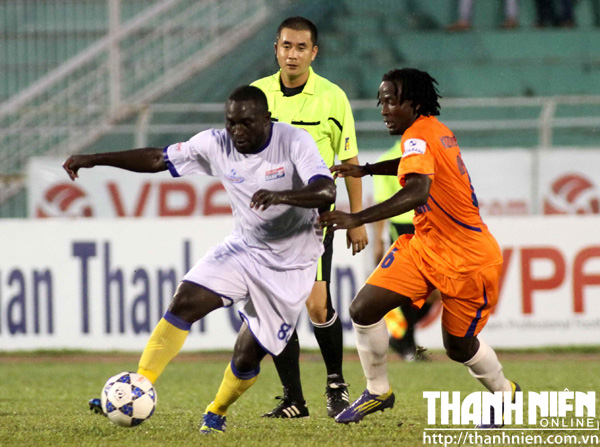 Cầu thủ Tcheuko Minh  (trái) thi đấu trong màu áo Kiên Giang - Ảnh: Khả Hòa