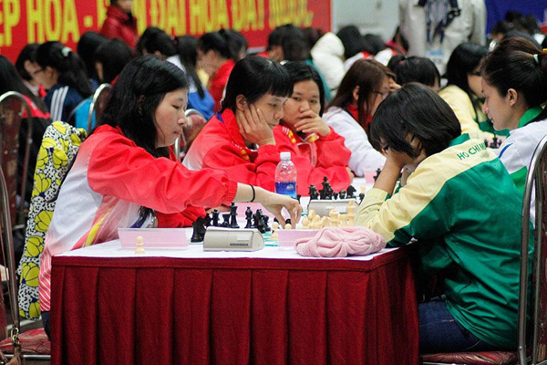 Hoàng Thanh Trang (bìa trái) thua ngay trận đầu - Ảnh: Thanh Thủy