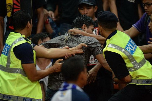 Cảnh sát Malaysia bắt giữ một fan Malaysia quá khích tại Shah Alam - Ảnh: AFP