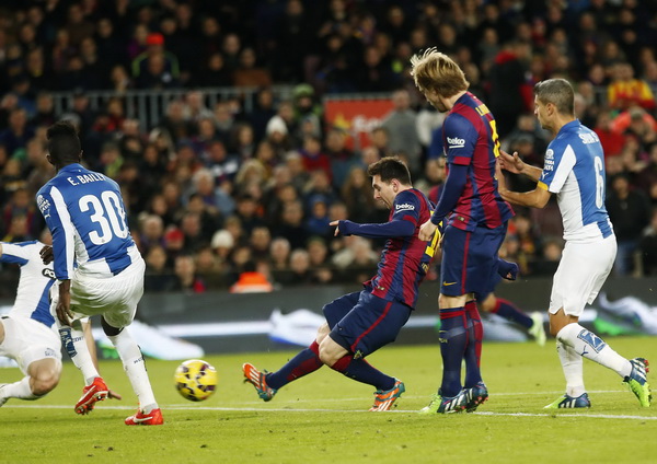 Messi lập hattrick, vượt mốc 400 bàn thắng cho Barcelona-2