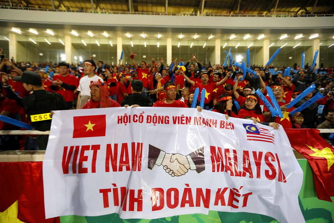 Cử chỉ đẹp của CĐV Việt Nam sau thất bại trước Malaysia-1