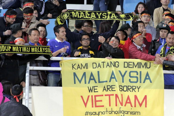Cử chỉ đẹp của CĐV Việt Nam sau thất bại trước Malaysia-2