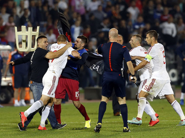 Ẩu đả kinh hoàng trong trận vòng loại Euro 2016 giữa Albania và Serbia  - Ảnh: Reuters