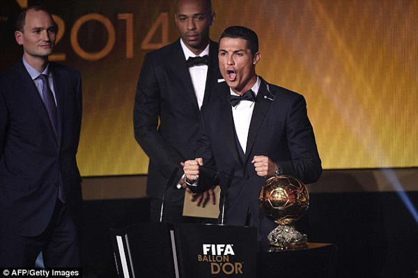 Ronaldo phấn khích nhận giải Quả bóng vàng 