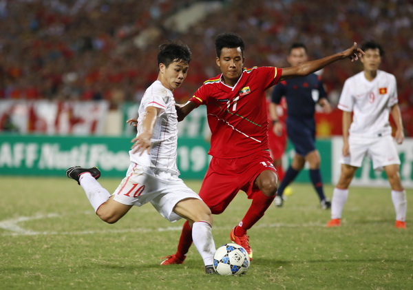 Công Phượng dứt điểm trước sự cản phá của hậu vệ Myanmar. Anh và các đồng đội đã trưởng thành vượt bậc qua từng giải đấu tập huấn trong năm 2014 - Ảnh: Bạch Dương