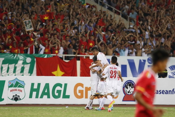 Hình ảnh sân Mỹ Đình hòa làm một với tuyển U.19 Việt Nam tại giải vô địch Đông Nam Á khiến HLV Graechen Guillaume xúc động nhất - Ảnh: Bạch Dương